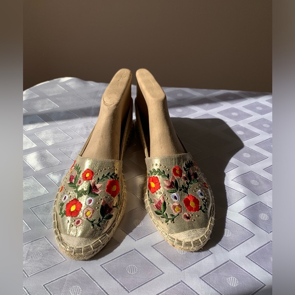 Stunning Gold Fabric Flats with Embroidered Design SIZE 10 Women's Espadrilles - Picture 2 of 12